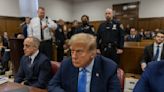 Abogados de Trump intentan desacreditar testimonio de primer testigo en juicio de pago por silencio