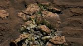 Robô da Nasa 'atropela' rocha em Marte, que se parte e revela mineral inédito no planeta