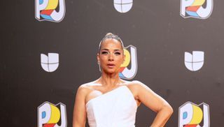 ¡Exclusiva! La increíble historia detrás del vestido blanco de Adamari López en Premios Juventud