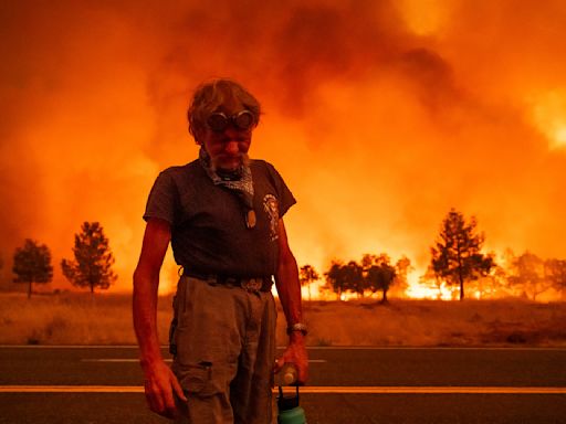 Bomberos asistidos por un clima más fresco combaten un gran incendio en California