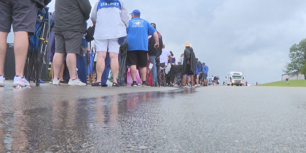 Big Blue Nation shows support for Wildcats despite rainy weather