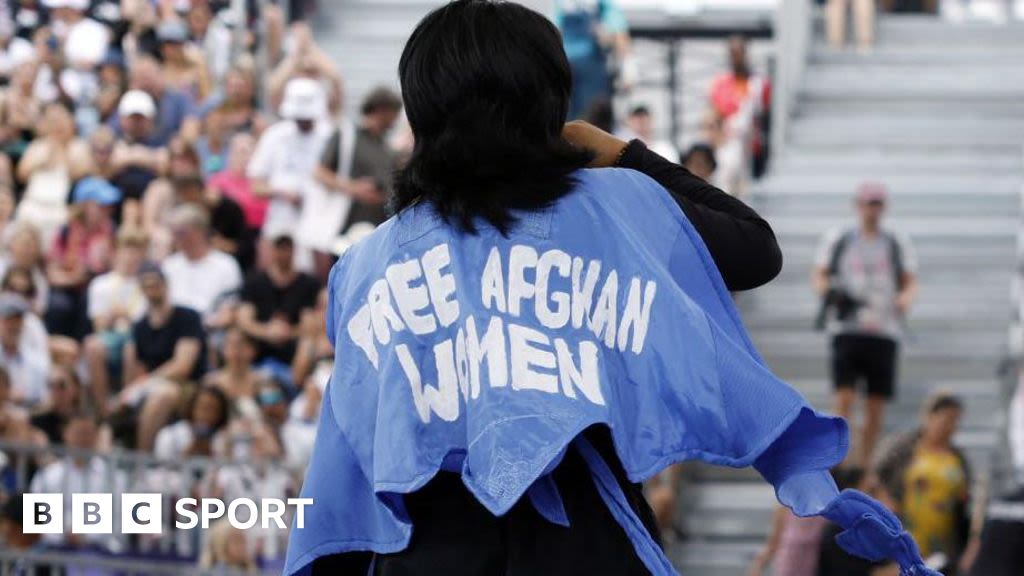 Olympics breaking: Refugee b-girl Talash wears slogan at Games