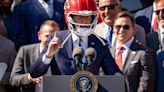 Besuch des Super-Bowl-Champions: Biden trägt Chiefs-Helm