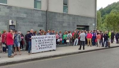 Los vecinos del Nalón sopesan un encierro de protesta ante el 'déficit' de profesionales sanitarios