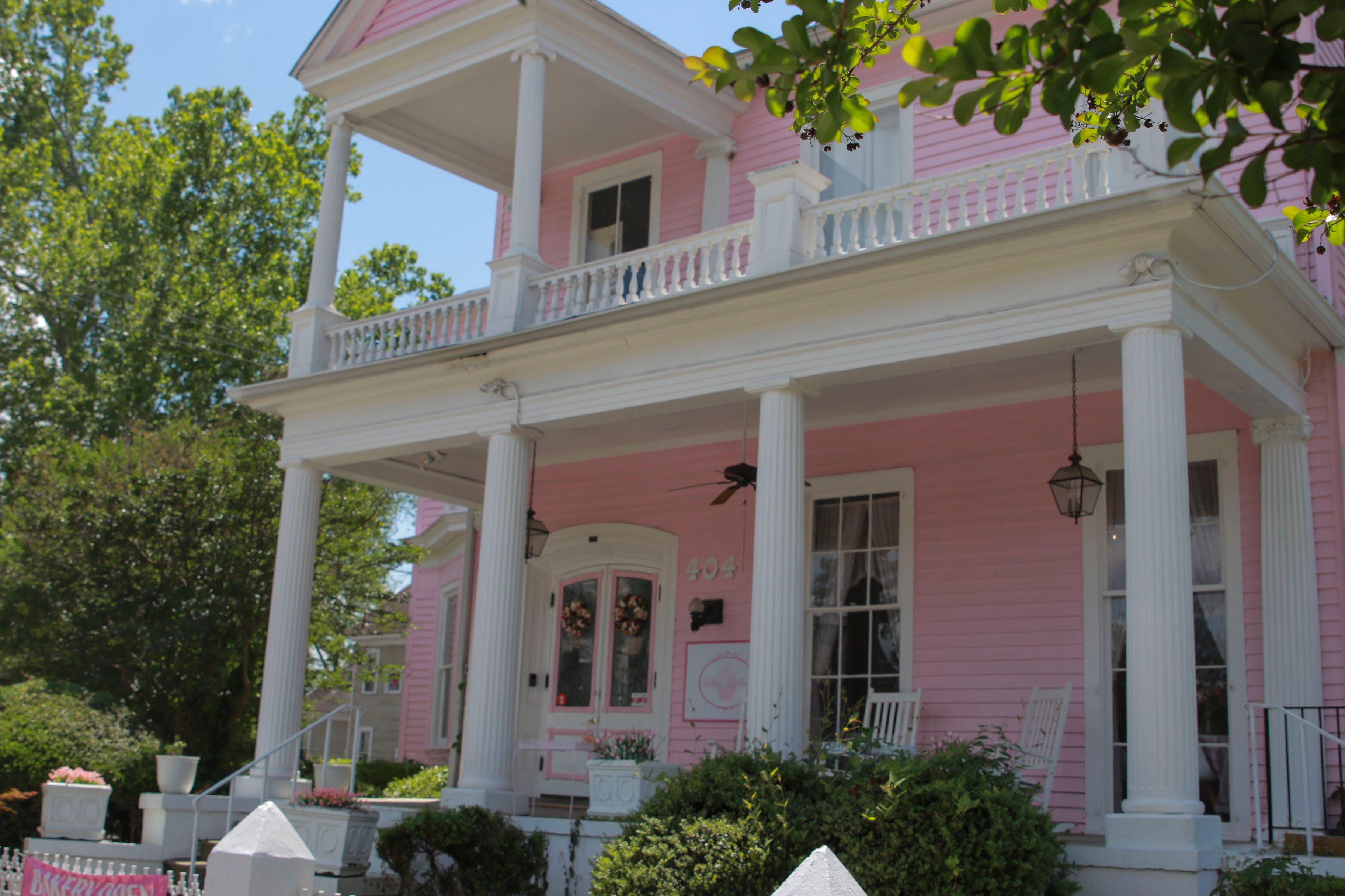 Farewell, Darlin': Owner closing Augusta bakery in the big pink house. Find out why.