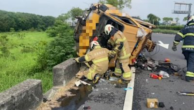 國道拖吊車自撞側翻傳巨響 駕駛受困送醫仍不治｜壹蘋新聞網