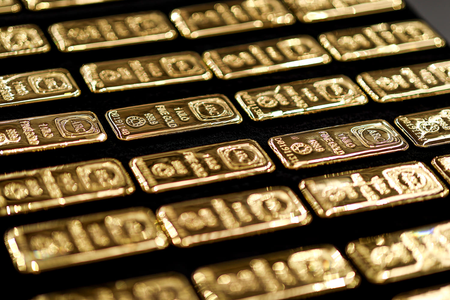 Gold bars are selling like hot cakes in Korea's convenience stores and vending machines