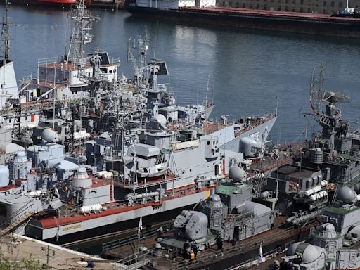 Ucrania continúa sus ataques sobre Crimea: alcanzó otro buque de guerra ruso en el mar Negro