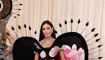 Abran paso (literalmente): Demi Moore se pasa el juego en la Met Gala 2024 con un increíble vestido de Nina Ricci y joyas de Cartier