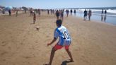 Locura por la selección en la playa: el nuevo ídolo de los chicos y el carro de choclos con el que todos quieren sacarse una foto