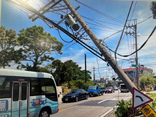 這次不是松鼠！垃圾車把電桿撞到歪腰 楊梅、新屋878戶慘停電