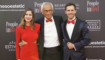 Marc Clotet y Natalia Sánchez, orgullosos anfitriones de la gala People in Red organizada por el padre del actor