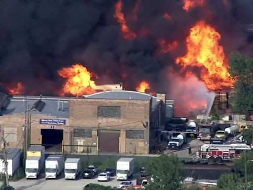 Massive fire engulfs building in Chicago’s West Town