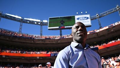 Terrell Davis says he was handcuffed, removed from United Airlines flight after tapping flight attendant on arm