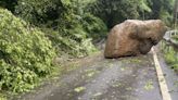 投89線力行產業道路巨石滾落 小車勉強通行、估下午清理完畢