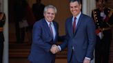 "Me honra que me compare con un demócrata": el expresidente de Argentina carga contra Milei y habla así de Pedro Sánchez