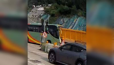 清水灣道旅遊巴撞泥頭車 一乘客受輕傷送院