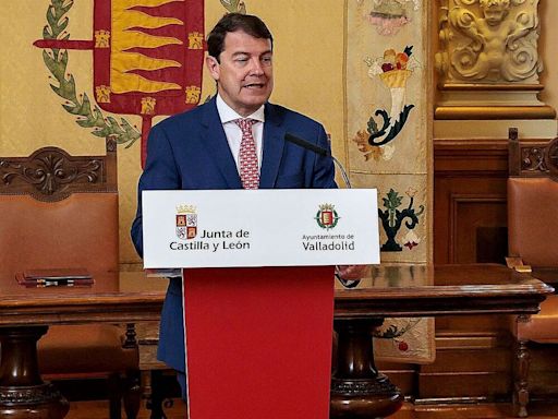 Mañueco hace oídos sordos a la amenaza de Abascal y confirma que Castilla y León acogerá a migrantes