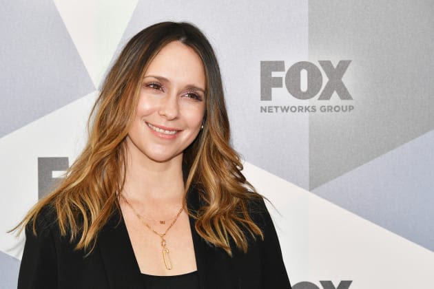 Jennifer Love Hewitt to Direct and Star in Lifetime Christmas Movie The Holiday Junkie