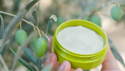 L’huile d’olive : le secret de beauté antique d’une peau lisse et rajeunie au quotidien