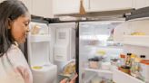 ¿Cómo se deben almacenar los alimentos en el refrigerador?