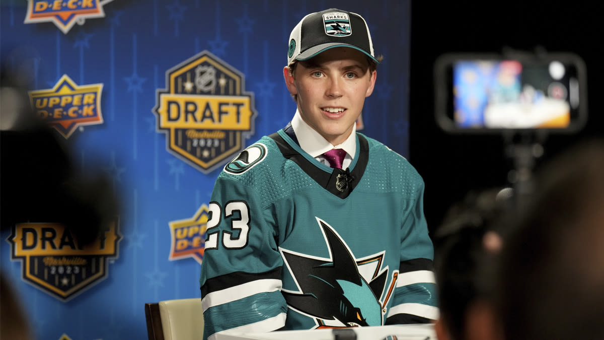 Sources: Top prospect Smith expected to sign with Sharks this summer