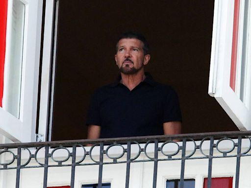 Antonio Banderas é fotografado na janela do Copacabana Palace; veja