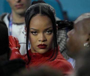 Rihanna reaparece en público con un radical cambio de 'look': así luce rubia platino