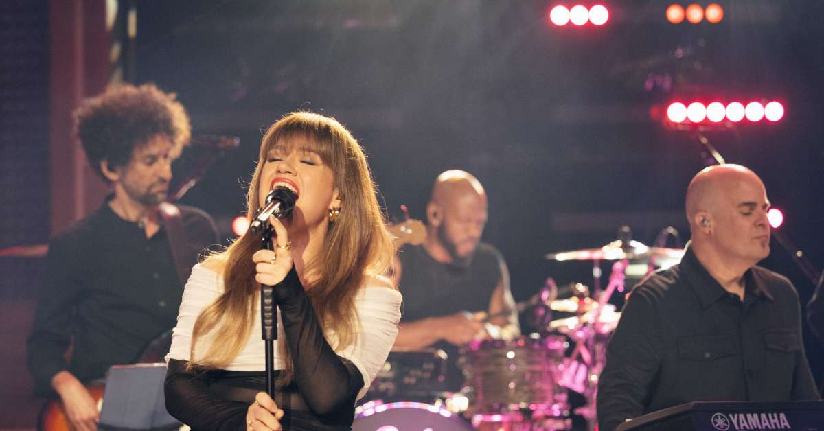 Blown Away Fans Say Kelly Clarkson 'Never Ceases to Amaze' After Latest Kellyoke Cover