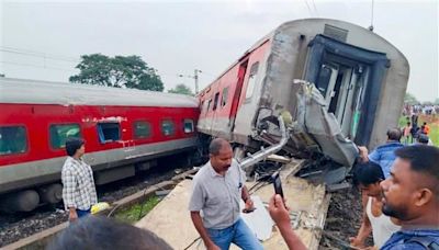 Two killed, 20 injured as 18 coaches of Mumbai-Howrah Mail derailed in Jharkhand