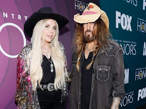 Divorcio de Billy Ray Cyrus: el cantante acusa a Firerose de intentar separarlo de su familia