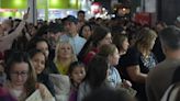 Pasillos llenos y largas colas: las fotos de este sábado en la Feria del Libro