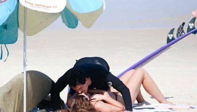 Mariana Goldfarb tira casquinha de namorado em dia na praia