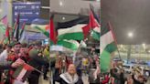 El masivo recibimiento de los hinchas a Palestino en Bogotá a horas del duelo clave por la Copa Libertadores - La Tercera