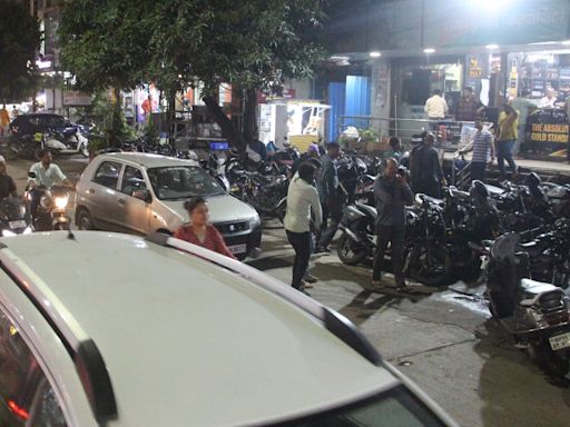 Indore: Traffic Nuisance Outside Liquor Shops, Authorities Silent