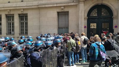 La policía entra en La Sorbona para expulsar a decenas de estudiantes propalestinos