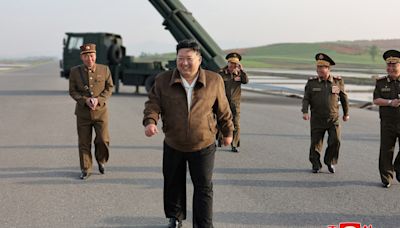 金正恩視察朝鮮多管火箭炮工廠 親自試駕戰車