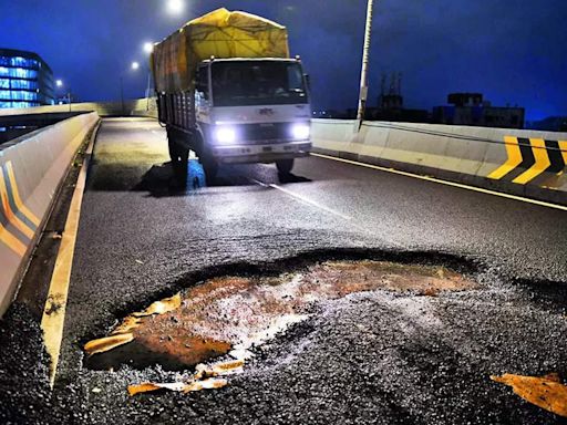 Contractor fined Rs 50 lakh for huge potholes on Mumbai's Santacruz-Chembur Link Road extension | Mumbai News - Times of India