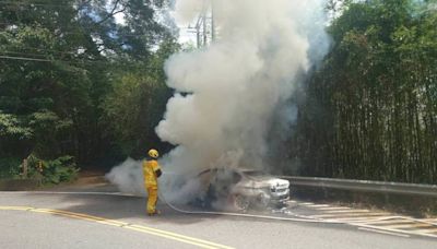 男子載女友阿里山避暑 半路轎車自燃幸無人受傷