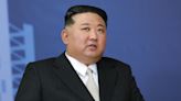 Kim Jong-un dice que lanzar más satélites es "tarea crítica" y denuncia reacción de Seúl