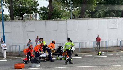 【有片】觀塘道騎警捱私家車撞 受傷送院