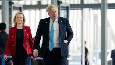 El regreso de Johnson, Farage y Truss o la autodestrucción del Partido Conservador británico