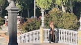 Una mujer se desnuda en la Plaza de España de Sevilla