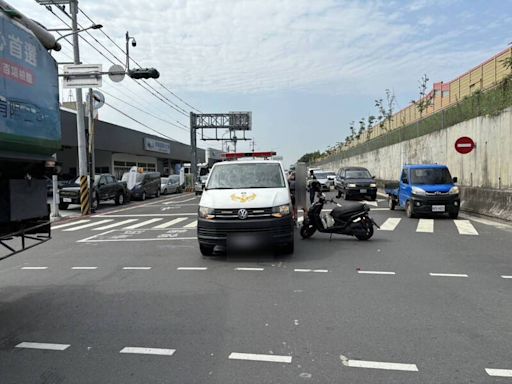 南市救護車出勤遭機車撞上 患者換車送醫