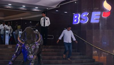 Indian shares end flat; fall in HDFC Bank offsets IT gains