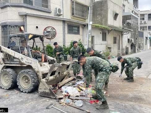 國軍八軍團官兵投入臺南市淹水區救災 協助鹽水及後壁區環境迅速復原