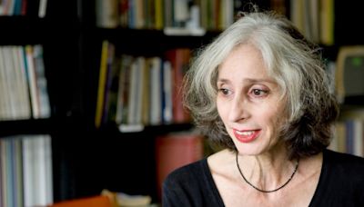 Deborah Eisenberg, escritora: “Empecé a escribir cuando dejé de fumar, espero que nadie tenga que pasar por algo así” - La Tercera