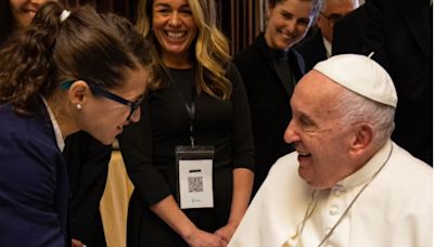 Paula Pareto mostró el regalo que recibió del Papa Francisco tras su visita en el Vaticano: “Casi me desmayo”