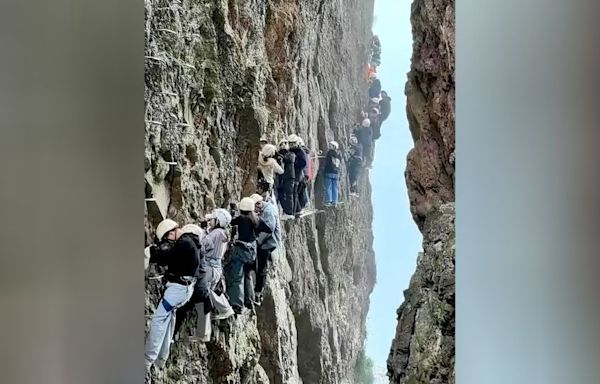 Chinese climbers stuck on cliff for more than an hour due to overcrowding