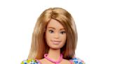 Mattel presenta 1ra muñeca Barbie con síndrome de Down
